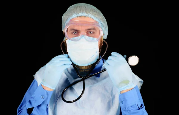 Doctor en Gorra médica, máscara y guantes con estetoscopio. Médico en uniforme y gafas protectoras. —  Fotos de Stock
