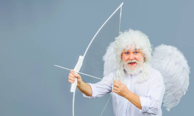 Angel yayla ok atıyor. Sevgililer Günü 'nde aşk. Sevgililer Günü aşkı. Aşkın okları.