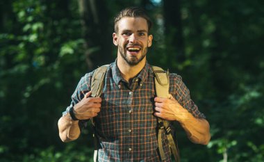 Ormanda seyahat eden sırt çantalı bir turist. Seyahat, yaşam tarzı, macera, aktif tatil kavramı.