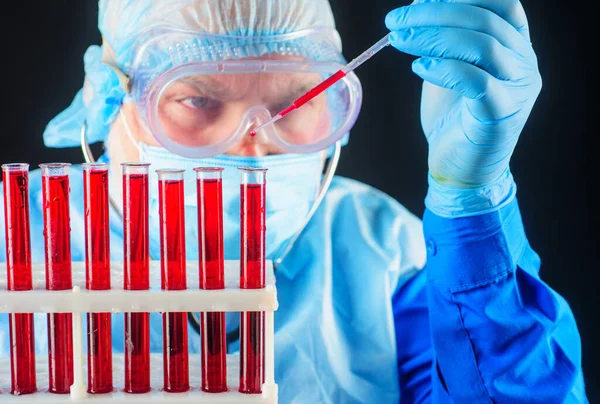 Doktor kan örneğiyle çalışır. Laboratuvar analizi. Kan araştırması. Bilim adamları kan testi yapıyor..