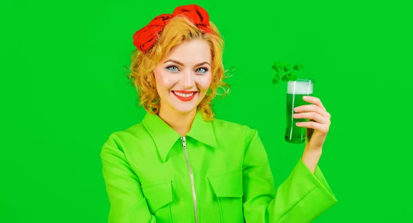 Boldog lány zöld sörrel. Patrik nap. Mosolygó nő ivás Zöld ital lóherével. — Stock Fotó