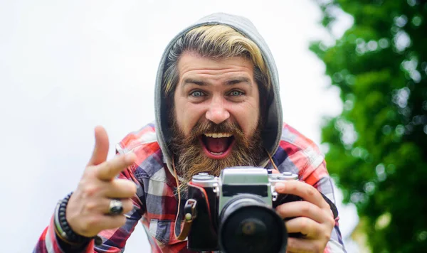 幸せな髭の男の写真を撮る。市内のフォトカメラを持つ観光客。旅行や観光。写真家. — ストック写真