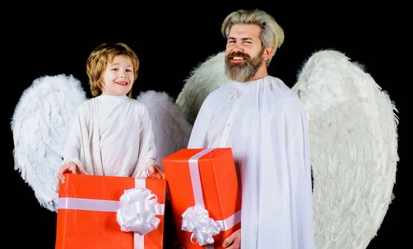 Ангелы Святого Валентина с подарком. Маленькие сын и отец с подарками. Валентин Купидон с белыми крыльями. — стоковое фото