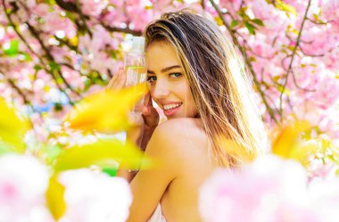 Makyaj çıkarıcı. Kozmetik. Bir şişe mikiler suyu olan bir kadın. Cilt bakımı. Sağlıklı cilt.