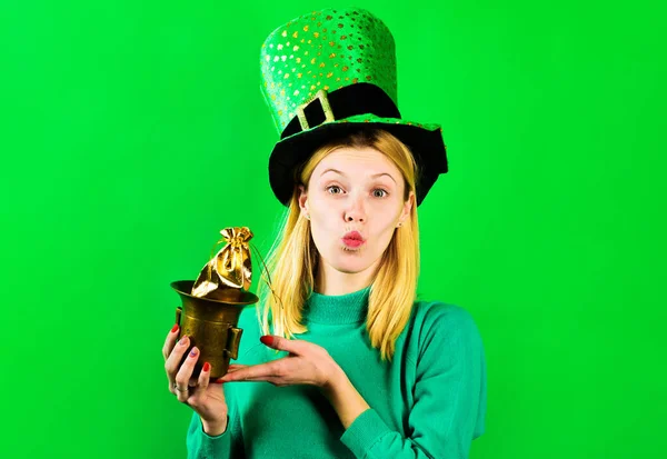 Blondes Mädchen mit grünem Hut, Topf mit Gold und Kuss. St. Patricks Day. Irische Traditionen. — Stockfoto