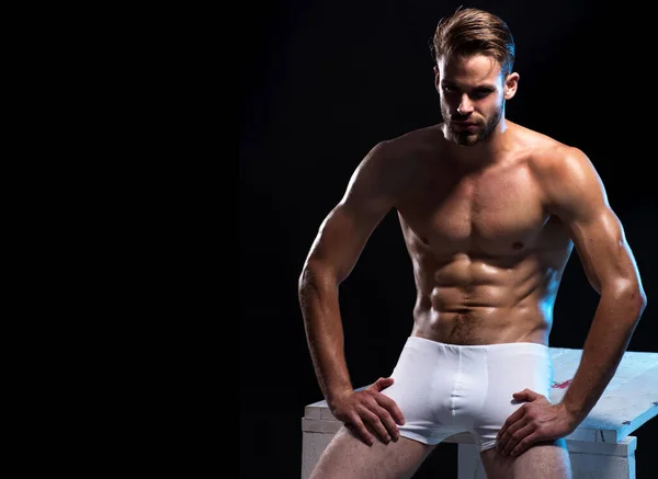 Mannelijk model in ondergoed. Een gespierde man in een boxershort. Sexy kerel in witte onderbroeken. — Stockfoto