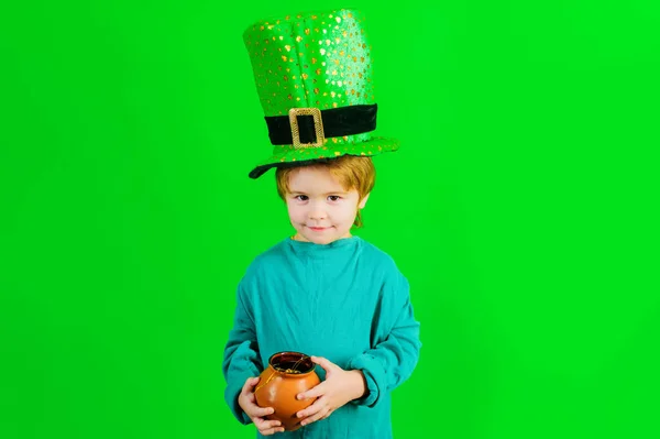 Dzień Patricka. Dziecko w zielonym kapeluszu ze złotym garnkiem. Tradycje dnia św. Patryka. Sprzedaż. Zniżka. — Zdjęcie stockowe