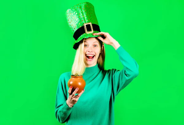 Glückliches Mädchen mit grünem Hut und Topf mit Gold. Traditionen des St. Patricks Day. — Stockfoto