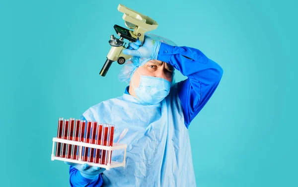 Kan testi tüpleri ve mikroskobu olan bir doktor. Bilim, biyoloji ve tıp. Bilim adamları araştırma yapıyor.. — Stok fotoğraf