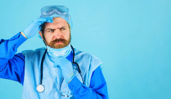 Tıbbi şapkalı, maskeli ve steteskoplu koruyucu gözlüklü bir doktor. Hastane çalışanı. — Stok fotoğraf