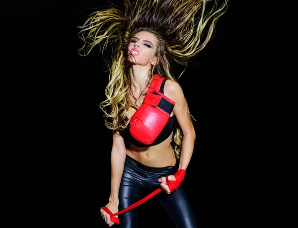 Seksi boksör kadın. Boks eldivenli sportif kız. MMA kadın dövüşçü. Spor, boks ve spor. — Stok fotoğraf
