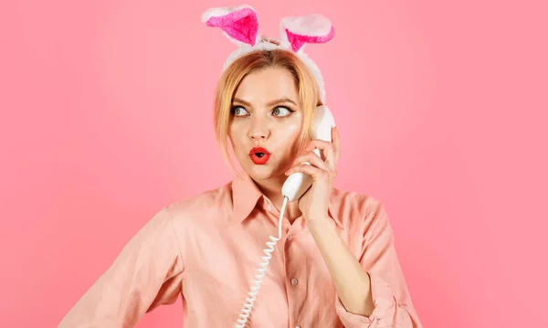 Communication. Femme surprise dans des oreilles de lapin parlant au téléphone. Salutations de Pâques. Lapin fille. — Photo