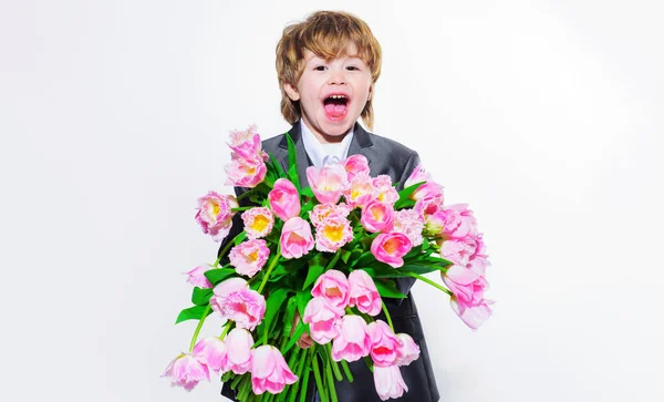 Szczęśliwy chłopczyk z bukietowymi tulipanami. Prezent dla mamy. Urodziny, Dzień Kobiet lub Matki. Koncepcja ślubu. — Zdjęcie stockowe