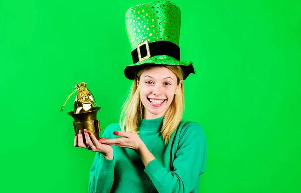 Saint Patrick. Fille souriante avec pot d'or. Irish Traditions. Lutin vert. Journée Patricks. — Photo