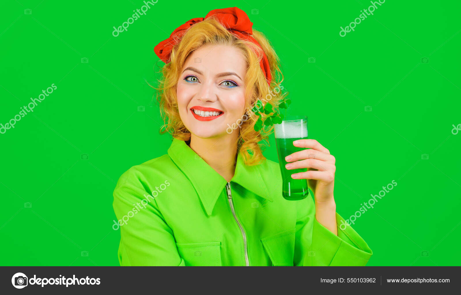 День Патрика. Улыбающаяся Женщина Со Стаканом Пива. Зеленый.