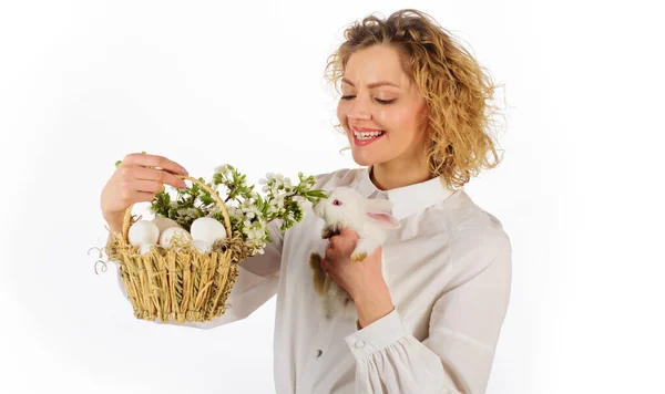 Férias. Feliz dia de Páscoa. Mulher sorridente com cesta ovos coelho. Tradição de Páscoa. — Fotografia de Stock