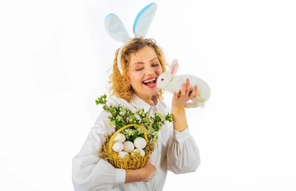 Улыбающаяся девочка в кроличьих ушах с корзинкой яиц и пасхальным кроликом. Символ религии. Весенний праздник. — стоковое фото