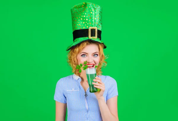 Patricks Day. Frau trinkt grünes Bier. Frühlingsfest. Irische Traditionen. Mädchen mit Koboldmütze. — Stockfoto