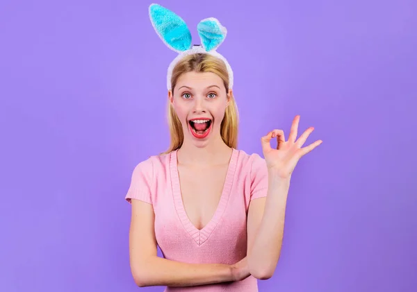Счастливая пасхальная девушка показывает знак в порядке. Смолящая женщина в ушах Кролика с добрым жестом. Весенние каникулы. — стоковое фото
