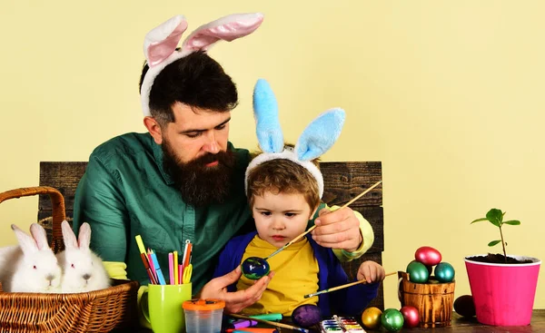イースターエッグの装飾。父と息子でウサギの耳絵卵のための休日. — ストック写真