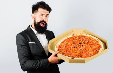 Elinde pizza olan karton kutulu bir iş adamı. Yemek, iş yemeği. Fastfood. Pizza teslimatı kavramı.