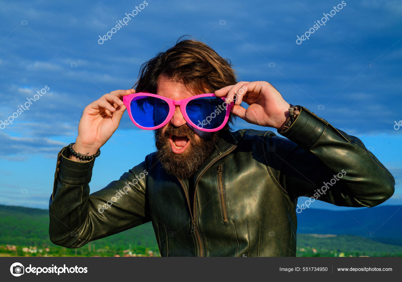 Hombre barbudo con gafas grandes. Un tipo gracioso con anteojos grandes. Hipster en chaqueta de cuero y gafas de sol. Foto de stock 551734950 facesportrait.gmail
