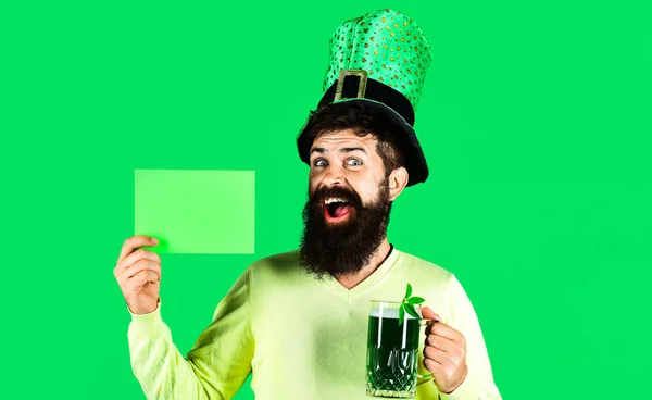 パトリックの日だ。ハッピーひげを生やした男で帽子とともに緑のビールホールドボードとともにコピースペースのための広告. — ストック写真