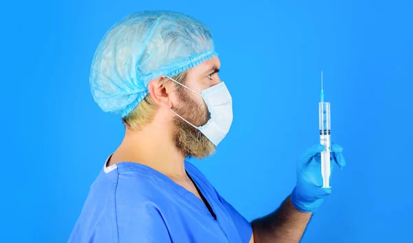 医生戴着医用口罩，注射器准备注射。为人们接种疫苗。医药. — 图库照片