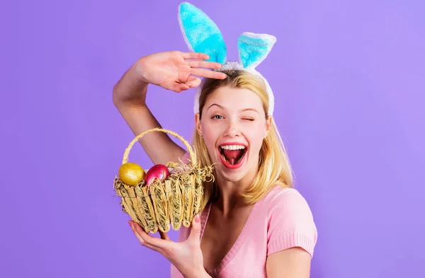 Feliz chica de Pascua con huevos de cesta mostrando signo ok. Mujer guiñando los ojos en orejas de conejo. Vacaciones de primavera. —  Fotos de Stock