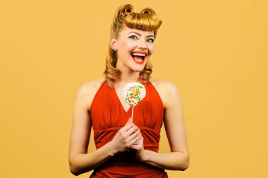 Lolipopu olan seksi kadın. Şekerli, moda saç stili sarışın kız. Tatlı hayat ve şekerleme.