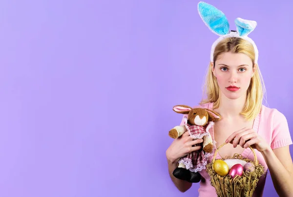 Le jour de Pâques. Fille dans les oreilles de lapin avec des œufs de panier et jouet de lapin. Chasse aux œufs. Vente saisonnière. Rabais. — Photo