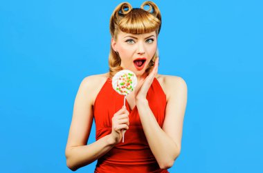 Lolipopu olan sürpriz bir kadın. Şekerleme yiyen, moda saç stili seksi kız. Tatlılar.