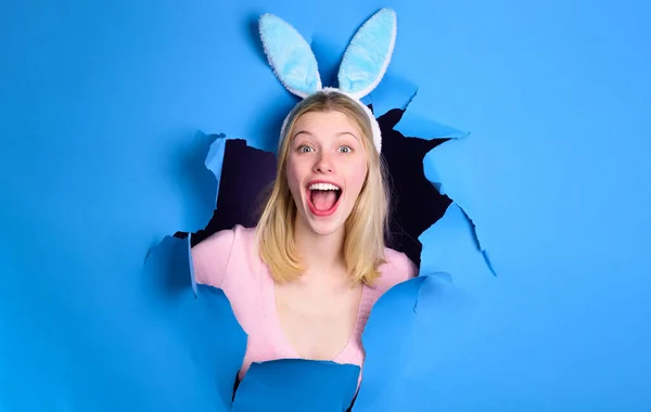Happy Easter Day. Smiling Woman in bunny ears looking through paper hole. Rabbit girl on holiday. — Stock Photo, Image