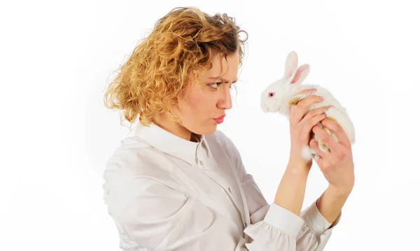 Vacker flicka med vit kanin. Vänskap med påskharen. — Stockfoto