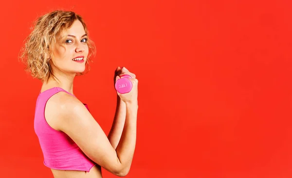 Mujer deportiva entrenando con pesas. Chica de fitness deportiva en ropa deportiva haciendo ejercicio de mancuerna. — Foto de Stock