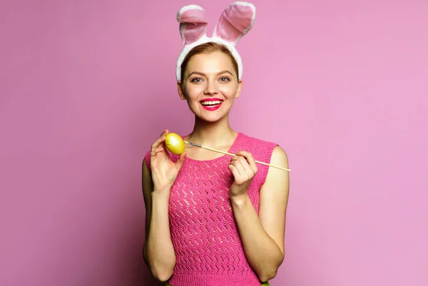 Oeufs de Pâques idées. Lapin femme aux oreilles de lapin peignant oeuf. Souriante fille se préparant pour les vacances. — Photo