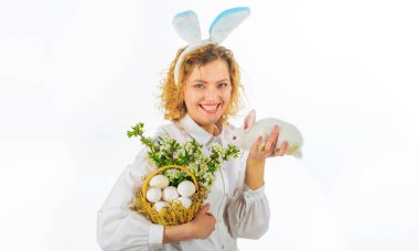 Mutlu Paskalyalar. Sepet yumurtalı ve tavşanlı gülümseyen kız. Din sembolü. Bahar tatili.