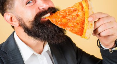 Sakallı adam taze pizza yiyor. Lezzetli fast food yemeği. İtalyan mutfağı konsepti. Yakın çekim..