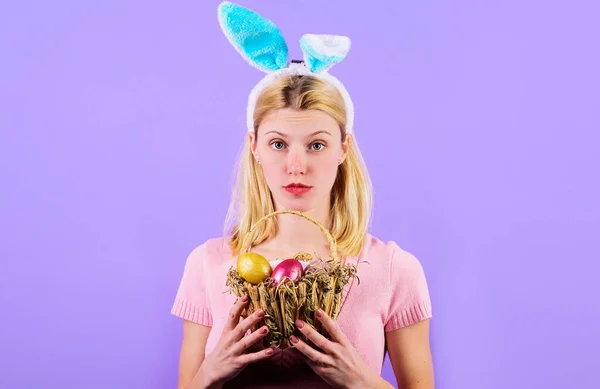 Пасха. Девушка в кроличьих ушах с корзиной красочных яиц. Женщина-кролик. Весенние каникулы Продажа. Скидка. — стоковое фото