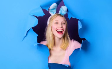 Paskalya Günü. Tavşan kulaklı gülümseyen kadın. Tavşan kadın. Bahar indirimi. İndirim.