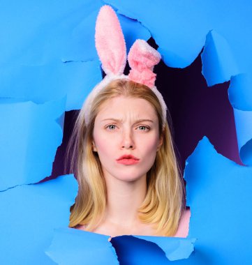 Paskalya Bayramı kutlaması. Tavşan kulaklı ciddi bir kız. Tavşan kadın. Bahar indirimi. İndirim.