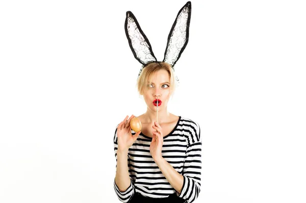 黒ウサギのマスク絵イースターエッグで驚きの女の子。色の卵とペイントブラシとウサギの女の子. — ストック写真