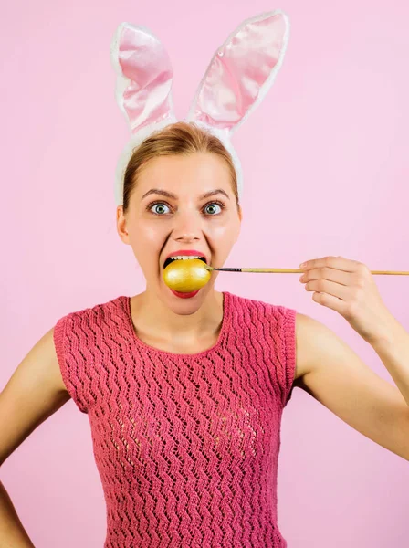 Häschen-Mädchen mit Ostereiern. Hasenfrau bemalt Ei für den Urlaub. — Stockfoto