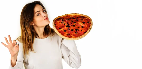 Lächelndes Mädchen mit Pizza zeigt Okay-Zeichen. Leckeres italienisches Essen. Fastfood. Imbiss. Mittagessen. Essensausgabe. — Stockfoto