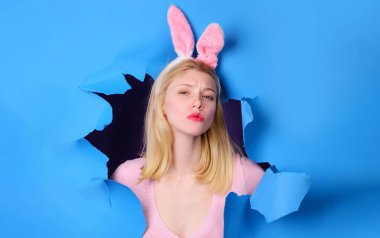 Paskalya günü. Tavşan kulaklı Tavşan Kız kağıt delikten bakıyor. Kırma kağıdı. Satılık. İndirim.