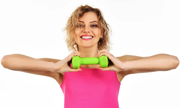 Chica deportiva con mancuerna hace ejercicio de fitness. Mujer atlética sana va en los deportes en el gimnasio. — Foto de Stock