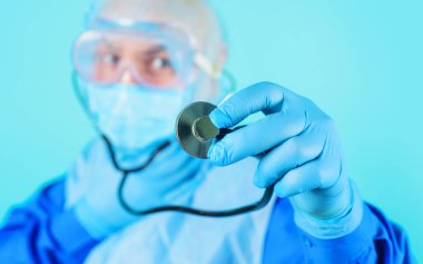 Steteskoplu bir doktor. Teşhis cihazı, tıbbi ekipman. Reklam hastanesi ya da kliniği.