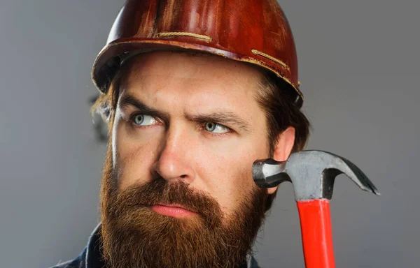 Builder in hard hat with hammer. Worker or carpenter with repair tool. Building, repairment. Closeup. — Stock Fotó