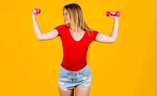 Ejercicio para armas. Deportiva con mancuernas. Mujer de fitness haciendo ejercicio. Fuerza y motivación. — Foto de Stock