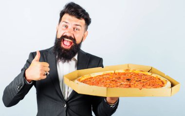Pizza takımlı mutlu sakallı adam başparmağını kaldırdı. İş yemeği. İtalyan yemeği. Pizza teslimatı.